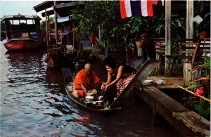 CPM AK THAILAND Buddhists offer Food to the Priests in the morning (345952)