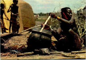 VINTAGE CONTINENTAL SIZE POSTCARD WOMAN STIRRING POT ON THE FIRE TOGO AFRICA 70