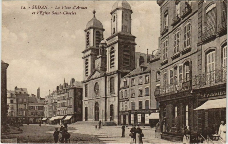 CPA SEDAN - La Place d'Armes et l'Église St-Charles (134793)