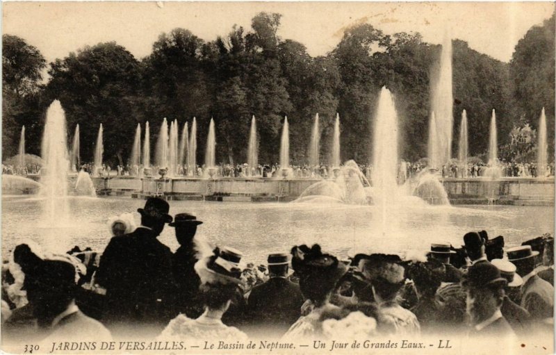 CPA Jardins de VERSAILLES - Le Bassin de Neptune - Un jour de Grandes (657586)