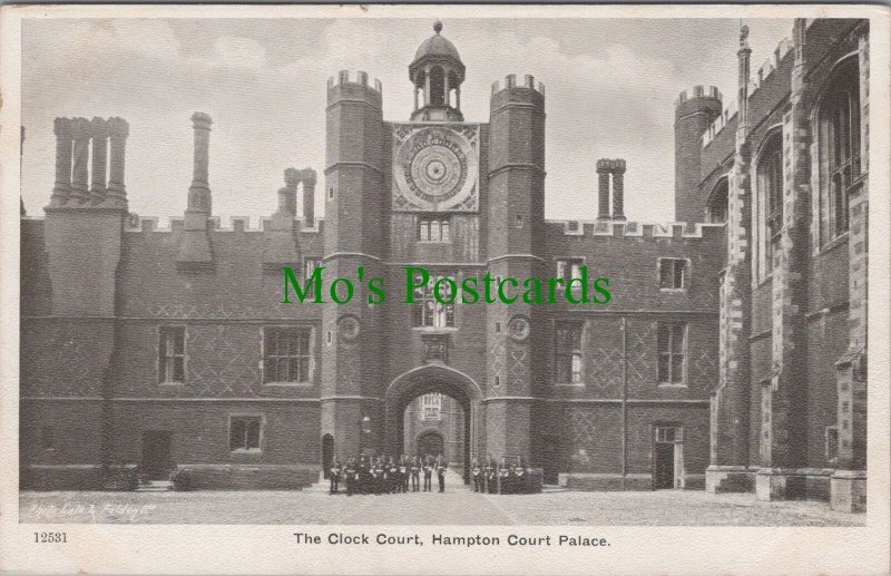 Middlesex Postcard - The Clock Court, Hampton Court Palace  RS32069