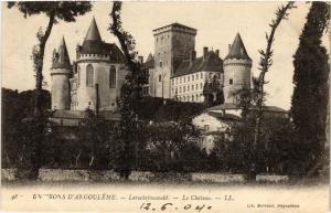 CPA Env. d'ANGOULEME - Larochefoucauld - Le Chateu (519121)