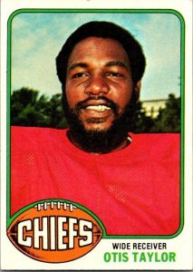 1976 Topps Football Card Otis Taylor Kansas City Chiefs sk4528