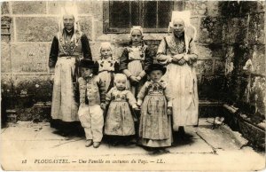 CPA Plougastel Daoulas- Une Famille en costumes du Pays FRANCE (1026389)