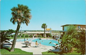 New Braunfels TX The Nomad Motel Swimming Pool Unused Postcard G97