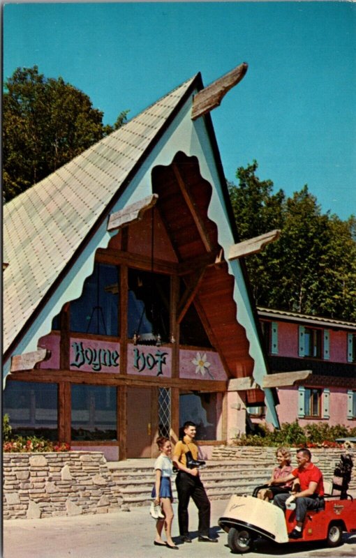 Postcard Boynehof Lodgegan U.S. 131 in Boyne Falls, Michigan