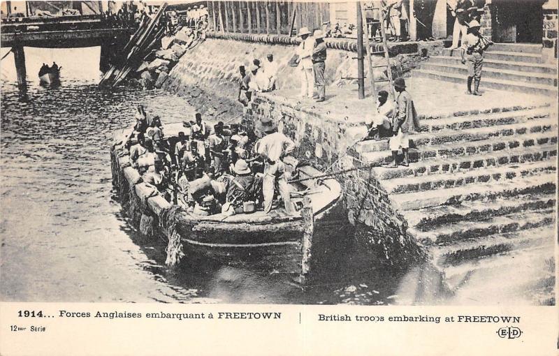 B84985 ship bateaux british troops embarking at freetown   sierra leone