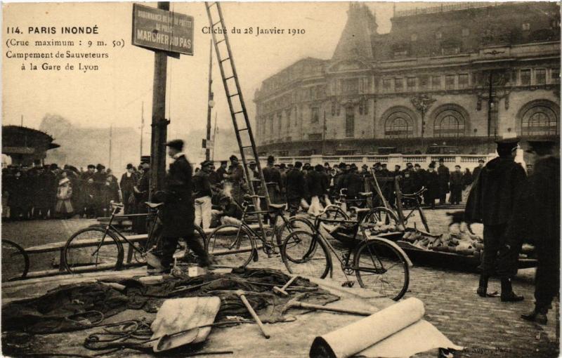 CPA PARIS INONDE 114 Campement de Sauveteurs Gare de Lyon (561812)