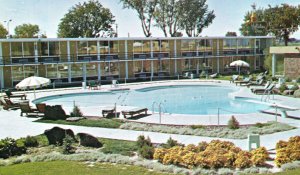 VINTAGE POSTCARD POOL AREA HOLIDAY INN TWIN FALLS IDAHO 1970s CHROME