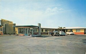 DAYTONA BEACH FL~SOUTHERN SANDS MOTEL~2500 S ATLANTIC AVE-1940s CARS POSTCARD