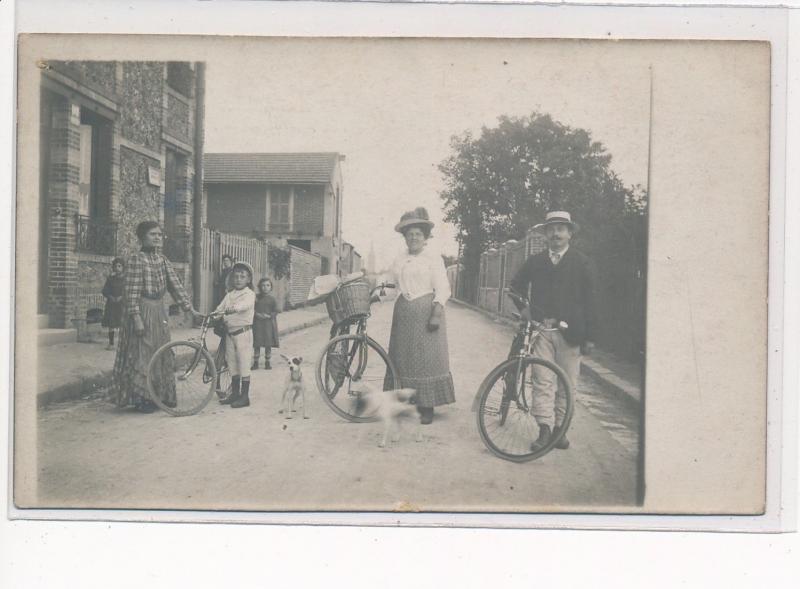 ARGENTEUIL : retour du val en vélo, personnages, chiens - tres bon etat