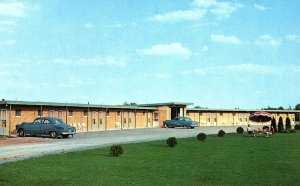 1950s SYRACUSE NY TOWN & COUNTRY COURT MOTEL HWY 11 THOMAS FENLEY POSTCARD P1069