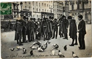 CPA LYON-Les pigeons de la place des Terreaux (236096)