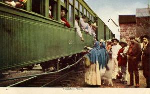 Mexico - Vendedores. Venders selling to passengers.