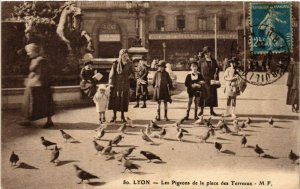 CPA LYON Les pigeons de la place des Terreaux (461664)