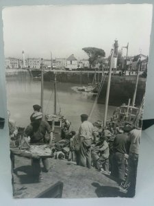 Vintage RP Postcard Fishermen Unloading Their Daily Catch at La Rochelle France