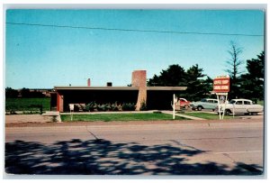 c1950's Carver's Restaurant Roadside Classic Cars Waverly Iowa Vintage Postcard