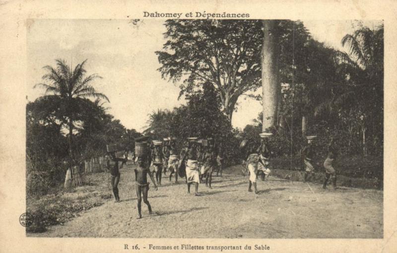 CPA Dahomey Afrique - Femmes et Fillettes transportant du Sable (86848)