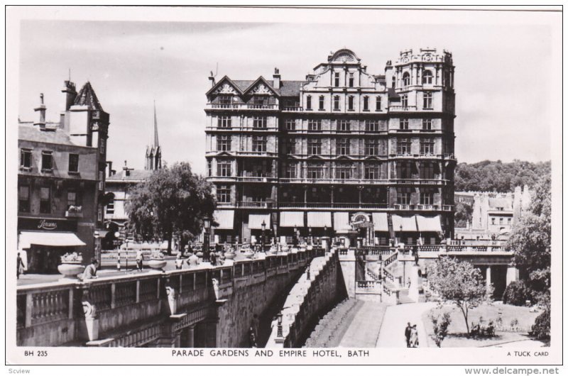 RP: BATH , Somerset , England , 40-50s ; Parade Gardens : TUCK