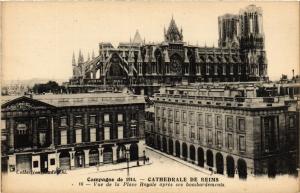 CPA Campagne de 1914 - Cathedrale de REIMS - Vue de la Place Royale (742093)