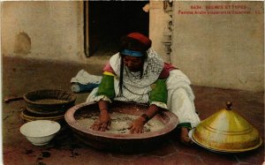 CPA AK LL 6434 Femme Arabe preparant le Couscous ALGERIE (824186)