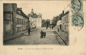 CPA creil la cour du chateau et l' Hotel de ville (1207609) 
