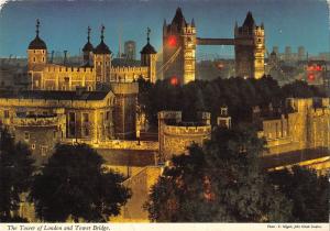 B102366 the tower of london and tower bridge   uk