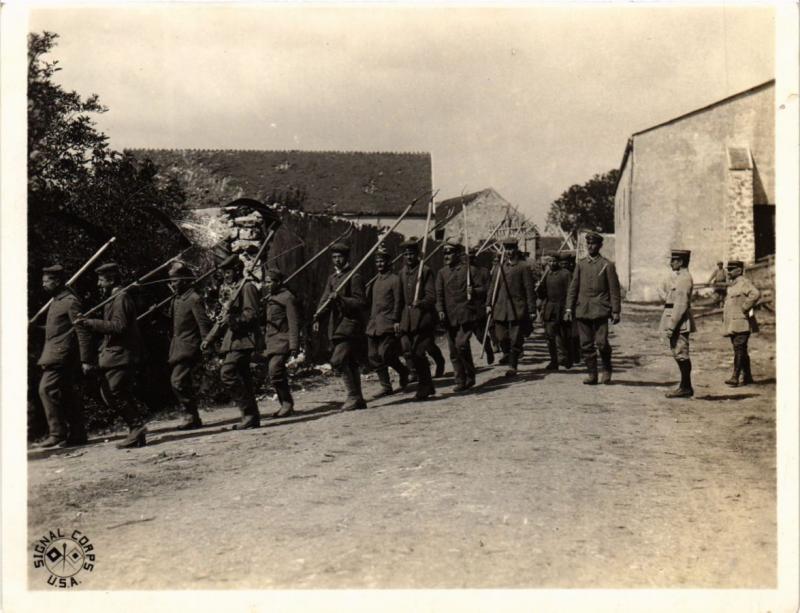 CPA Militaire - Soldiers with Scythes and Pitchforks - Photo (698262)