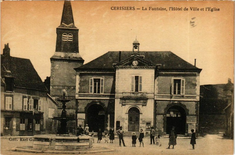 CPA AK CERISIERS La Fontaine Hotel de Ville et Église (869038)