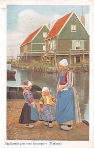 B94274 paalwoningen met bewoners  marken types folklore costume netherlands