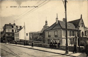 CPA Sevres Grande Rue et Eglise (1315802)