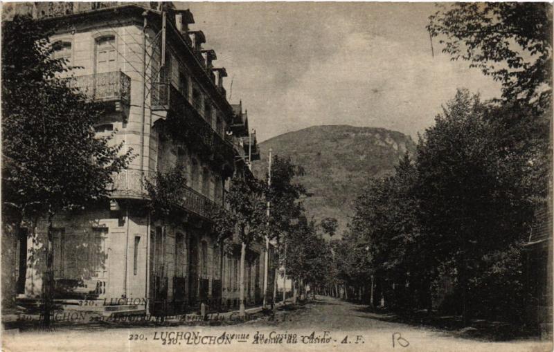 CPA LUCHON - Avenue du Casino (582908)