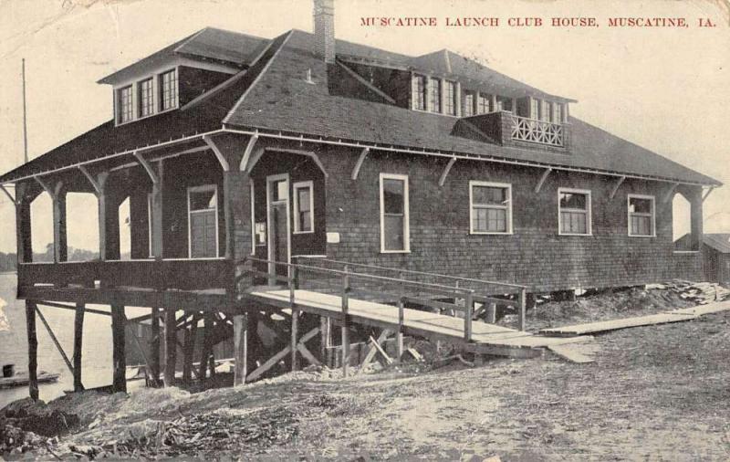 Muscatine Iowa Launch Club House Street View Antique Postcard K56409