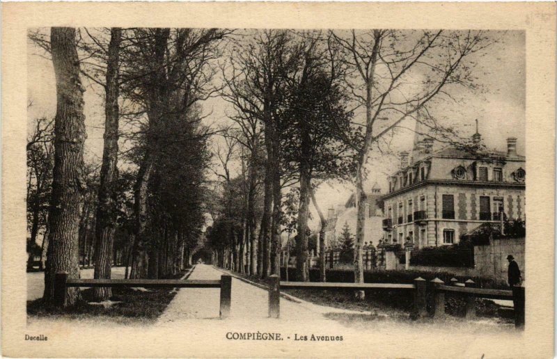 CPA Compiegne- Les Avenues FRANCE (1008969)