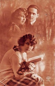 FRENCH BELIGUM ROMANCE-WOMAN READS BOOK-DREAMS OF MAN~1925 SEPIIA PHOTO POSTCARD