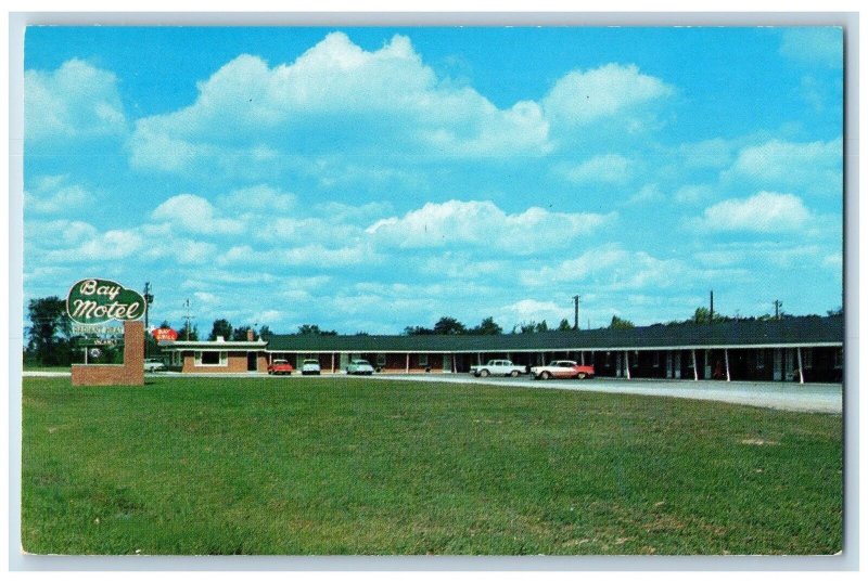 Green Bay Wisconsin WI Postcard Bay Motel Exterior Roadside c1960's Vintage