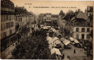 CPA LONS-le-SAUNIER - Le Marché et la Place de Liberte (211919)