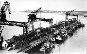 BR26880 Lorient le chargement de la glace aux chalutiers France