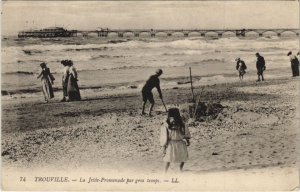 CPA TROUVILLE-sur-MER La Jetee-Promenade par Gros Temps (1228548)