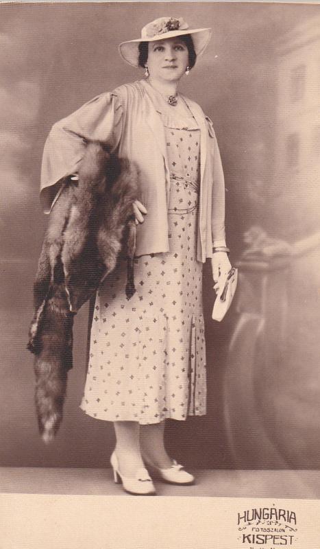 REAL PHOTO POSTCARD OF AN ELEGANT WOMAN FASHION FOX FUR & JEWELRY