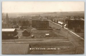 Laurens Iowa ~ Birdseye Main Street Downtown ~ del Ferrocarril Pistas ~ ~ 1909 carro de caballo Foto Real Postal 