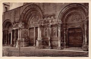 BF3128 facade de l eglise saint gilles france