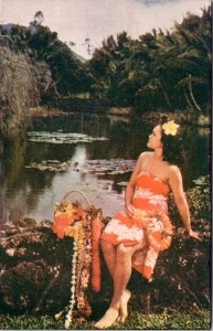 Postcard Hawaii - Hawaiian Maiden amid lillies and palms makes Leis