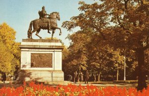 VINTAGE POSTCARD RUSSIAN PUBLIC PARK AND STATUE