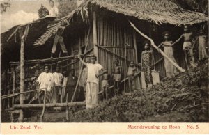 PC MISSIONARIES MOERIDSWONING OP ROON PAPUA NED. NW. GUINEA (a33665)