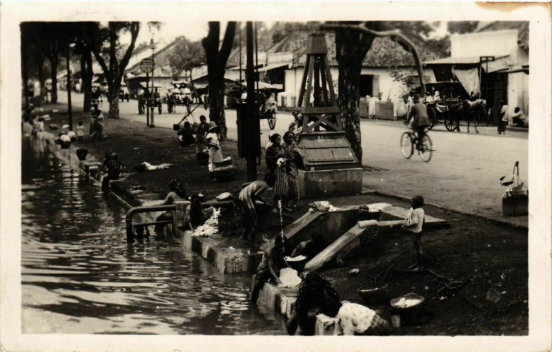 PC CPA BATAVIA washing clothes real photo postcard INDONESIA (a16532)