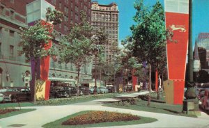 USA Washington Boulevard and the Statler Hotel Detroit Vintage Postcard 07.52