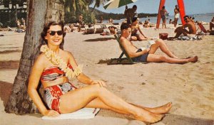 Waikiki Beach HAWAII Sunglasses UNITED AIR LINES Bathing Beauty Vintage 1950s