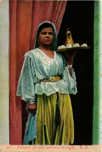 CPA AK Femme Arabe servant le Café ALGERIE (812542)