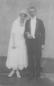 US3171 Couple Wedding Postcard germany marriage social history